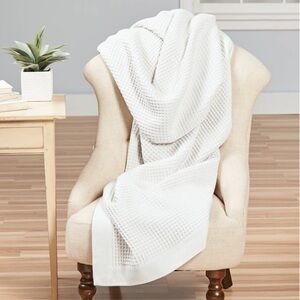 Like new Cuddledown white hatteras waffle weave blanket 72” x90"